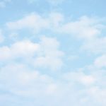 Bleu ciel - Papier peint nuages blancs et doux comme du coton