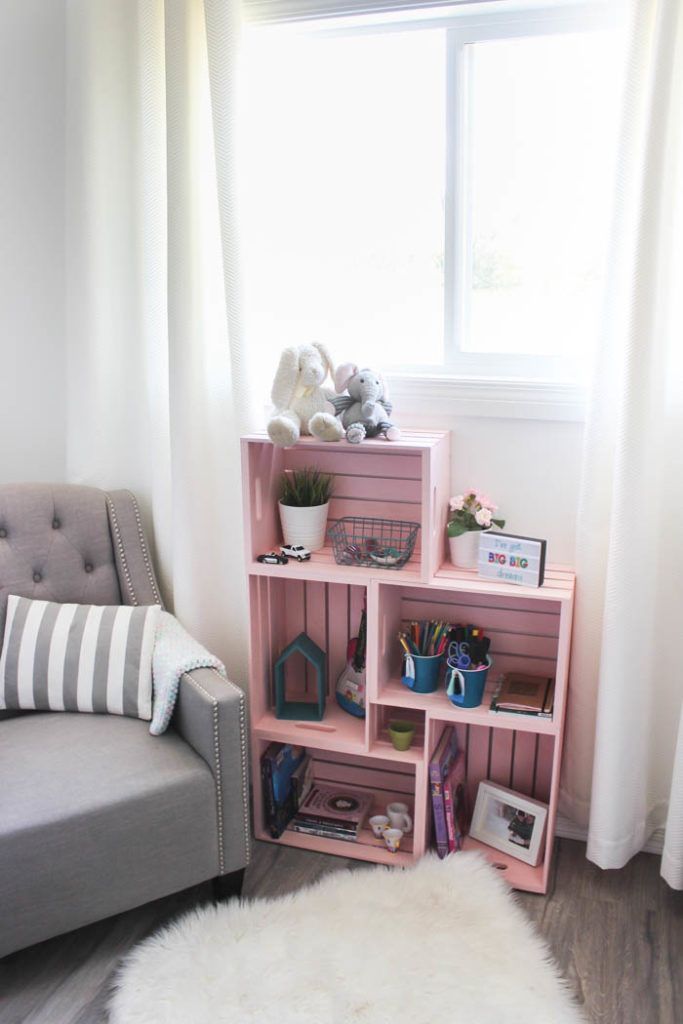 Wow! Amazing crate bookshelf idea! Use wooden crates and spray paint in a unique way to make some beautiful home decor for your child's bedroom or nursery! Love this pick colour for a girl's room! Pretty and pink :)