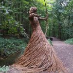 Der Künstler füllt den Wald mit lebensgroßen Skulpturen aus gewebten Weidenruten,  #aus #den #der #fullt #gewebten