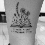 Ehrfürchtige Buch-Tattoos für Literaturliebhaber