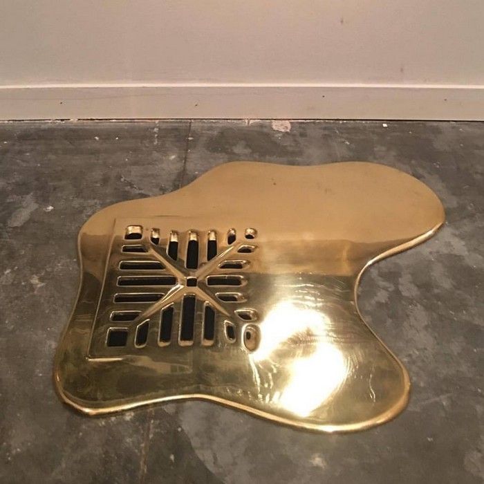 Vanderlei Lopes (born in Terra Boa, Paranà, 1973) is an artist graduated in Plastic Arts and has been nominated for Pipa Prize 2016 with his golden art.