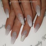 Grau bis weiß ombre und Glitzer auf Sargnägeln Nail Artist b #fashionaccessorie ... -  Graues bis weißes Ombre und Glitzer auf Sargnägeln Nail Artist b #Mode-Accessoires #fashioninflue - #artist