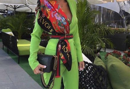 How To Wear A Scarf - 11 Elegant Ways ; find how and where to buy quality scarves  #styletips #styleinspiration #styleinfluencer #scarf