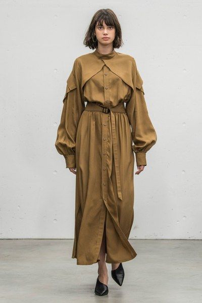 See the complete Hyke Tokyo Spring 2018 collection.