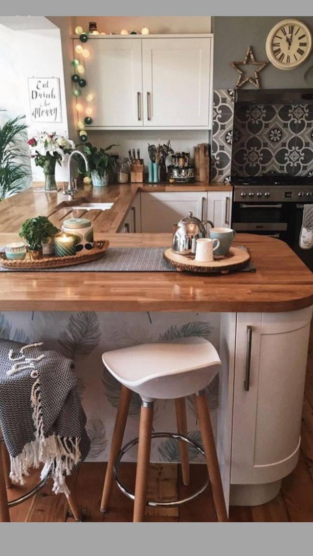 J'adore le détail du papier peint sous le bar., #adore #detail #papier #peint