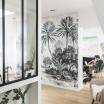 Papier peint + Verrière avec baguettes et moitié mur = niche + verrerie teintée biscornue + eucalyptus