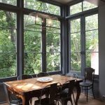 Karen & Gawie’s Artistic Home in South Africa Große Fenster für eine lichtdurchflutete Küche: Karen & Gawies Artistic Home in Südafrika