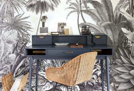 Tendance déco 2019 : du papier peint panoramique jungle noir et blanc dans un bureau