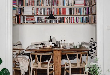 Cosy, small dining space with book shelves in a Swedish home.