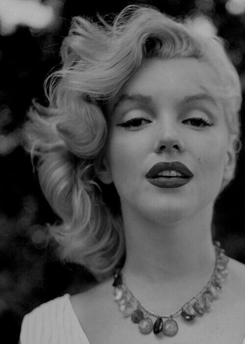 Marilyn Monroe photographer by Sam Shaw in 1957.