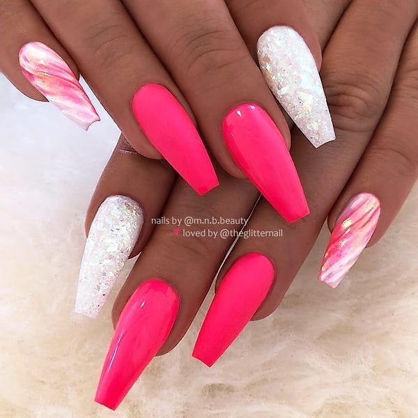 Mattes und glänzendes Neon-Melonenrosa, Marmorwirbel und weißer Glitzer auf langen Sargnägeln • Nail Artist: @ m.n.b.beauty #glanzendes #glitzer #langen #marmorwirbel 