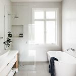 Prachtige badkamer inspiratie! Chique en stijlvol, maar ook praktisch en heel goed ingedeeld. De rust die deze badkamer uitstraalt vinden wij top. Alles chromen kranen, tijdloos dus. #skypejebadkamer