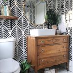 Mustertapete in Badezimmer mit Puderraum schwarz-weiße Tapete in Farmhous  #B  Mustertapete in Badezimmer mit Puderraum schwarz-weiße Tapete in Farmhous  #Badezimmer #Farmhous #mit