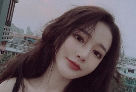 Nhan sắc nổi bật của cô bạn Trung Quốc khiến cả trai lẫn gái đều thi nhau bấm follow - Ảnh 1.