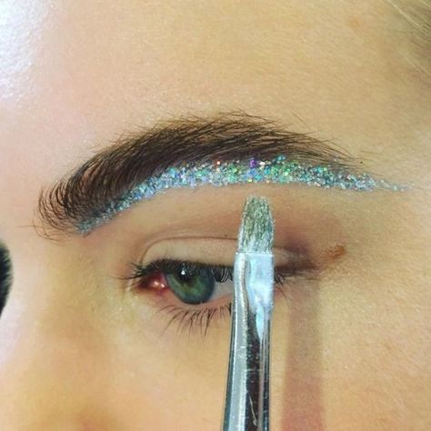 Os jeitos mais incríveis de usar glitter nos olhos