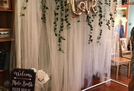 Sheer backdrop with balloons - #Ballons #Ceiling #with #schiere #Backdrop