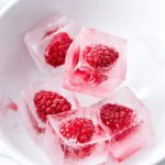Stellen Sie Himbeereiswürfel für festliche Feiertagscocktails her - #Feiertagscocktails #Festliche #für #Himbeereiswürfel