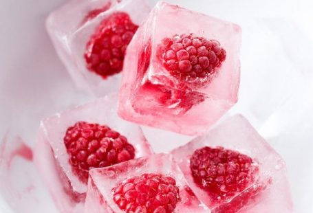Stellen Sie Himbeereiswürfel für festliche Feiertagscocktails her - #Feiertagscocktails #Festliche #für #Himbeereiswürfel