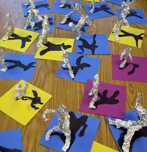 Super creative craft project for kids. Make aluminum foil sculptures and draw their shadows in the background. Fun rainy day activity.