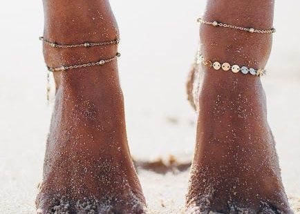 We never thought THIS would be the big jewelry trend of 2017... did you? Talk about a major throw back style...