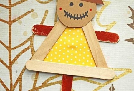 #gluedtomycrafts Craft Stick Scarecrow Puppet Friend - Kid Craft - Fall Art Project Idea  #art #Craft #Fall #Friend