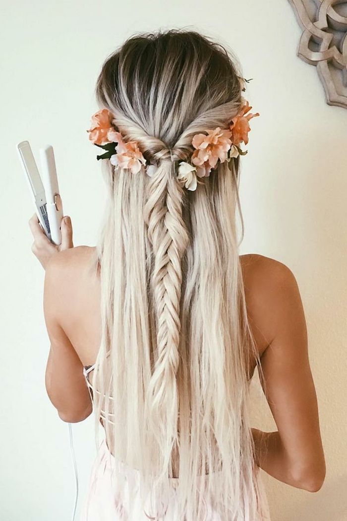 schöne Frisuren für lange Haare, blondes Mädchen mit Fischschwanzfrisur mit Haarschmuck Blumenkranz