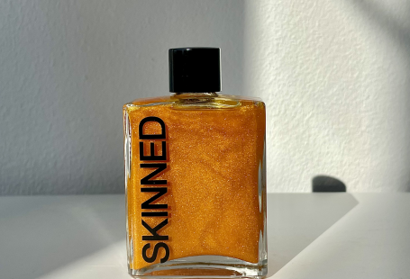 A dynamic duo - our 60ml bottle is your perfect travel essential while your 100ml bottle can be your daily go-to. Sex Appeal Gold Body Lust is a multi-purpose body oil meant to enhance your skin tone and boost your natural glow. While your skin drinks up the base of the oils, the rest are slowly absorbed, adding a protection layer against environmental stressors, leaving your skin nourished and hydrated.