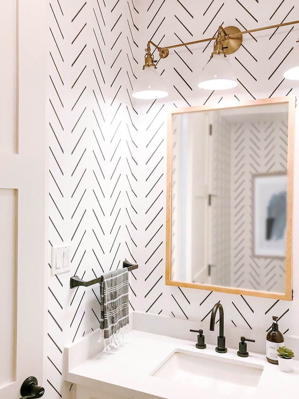 Agregale un empapelado a tu baño y vas a ver el cambio rotundo que genera. Algunos accesorios que generen contraste en dorado o negro... y quedará precioso.