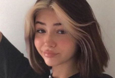 A mecha frontal intensa é perfeita para quem busca um estilo de cabelo menos óbvio e cheio de atitude. Sabe quando você quer uma mudança radical? Cabelo chanel com mecha forntal platinada, cabelo e-girl, cabelo liso bicolor