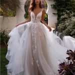 A-Linie Prinzessin Brautkleider V-Ausschnitt sexy Mesh Spitze Tüll Kapelle Zug Spaghetti Riemen mit Applikationen handgefertigte Brautkleider 2020 2021 - € 189.94