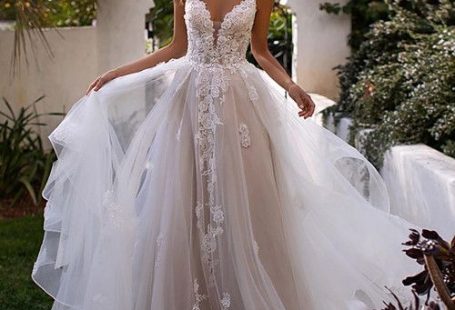 A-Linie Hochzeitskleider V-Ausschnitt Kirchen Schleppe Spitze Tüll Spaghettiträger Romantisch Sexy Schöner Rücken mit Applikationen 2020 2020 - € 191.15