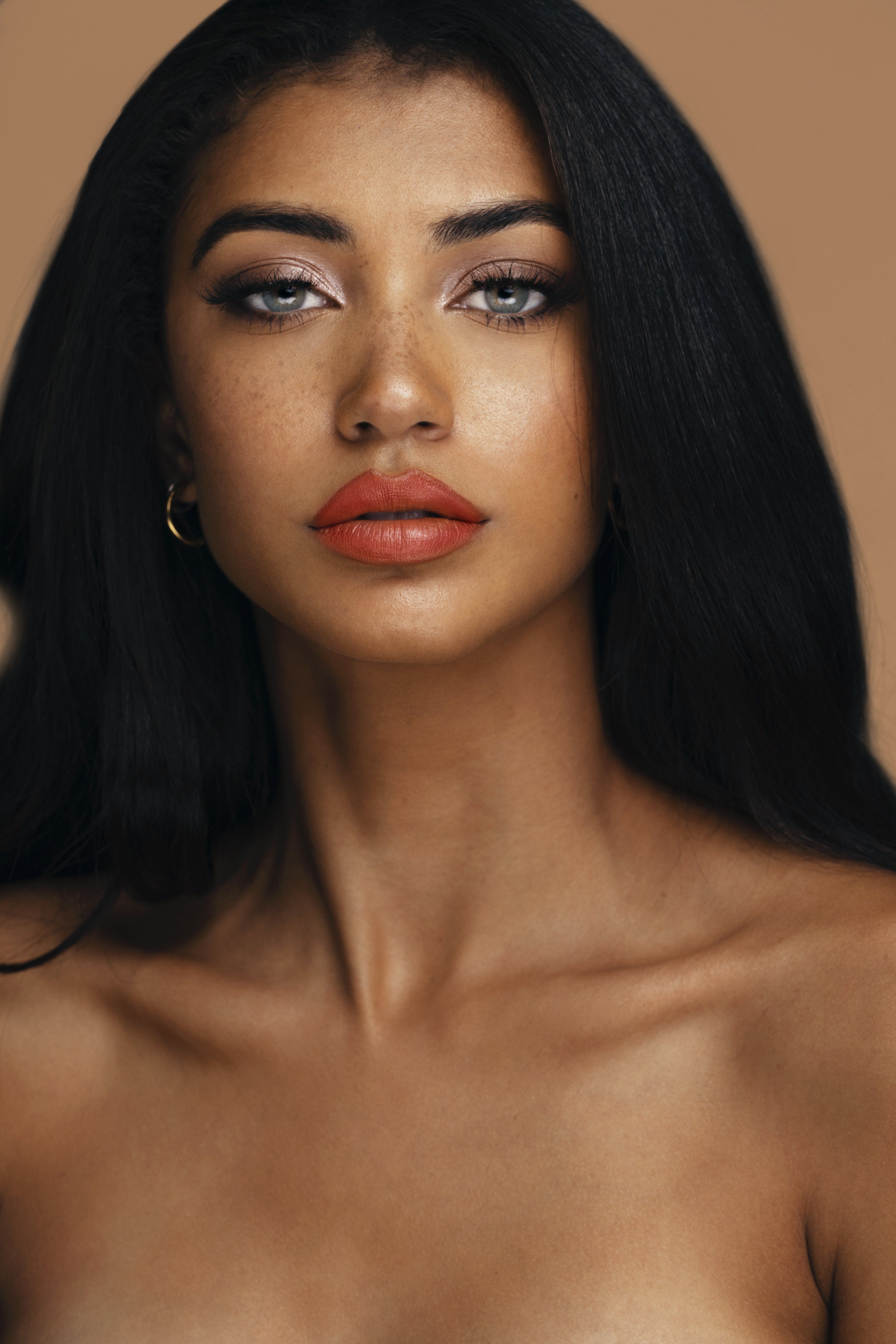 Creating a full-coverage look is easy with these nudes! The formula is super pigmented and goes on opaque. The creamy texture is smooth, long-wearing, and won't dry out your lips. Kim, Ariana, and Brielle formulated these to perfection, and the shades were hand chosen and made to match any and all skin tones. Scent: Vanilla Cupcake (Net Wt: 3.5g/0.12oz)