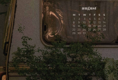 August 2022 wallpapers – 55 FREE desktop & phone calendars!