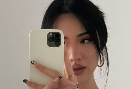 The Classic iPhone Case Cream - iPhone 14 / Cream