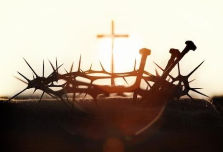 Conceito de páscoa com cruz, coroa de espinhos e pregos simbolizando o sofrimento de jesus cristo | Foto Premium