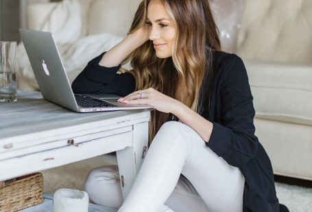 How Successful Women Spend Their First Hour at Work