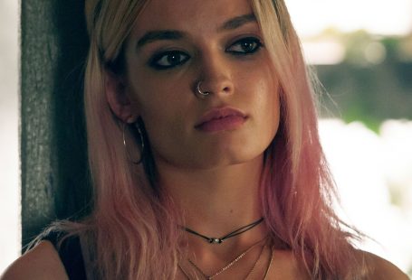 Maeve's Pink Hair Is Our Second-Favorite Character In 'Sex Education'
