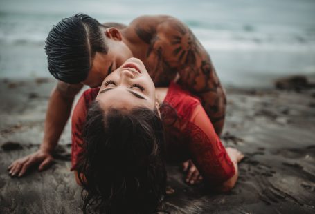This Couple Met Right Before These Sexy Beach Photos Were Taken — but You'd Never Guess It