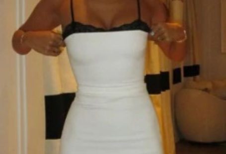 Vestido Curto com Decote de Renda Sexy.