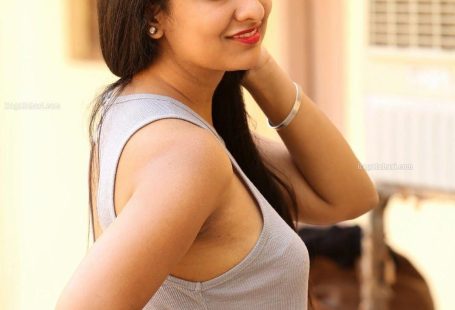 Armpit Actress Photo: Nikita Bisht Sexy Babe Side View Of Melons In SleevlessTop Sexy Armpit Show