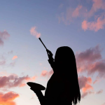 Cet artiste mêle des silhouettes aux nuages : 17 photomontages féériques