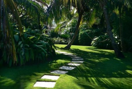 Englischer garten pflanzen ideen grüne exotische bepflanzung palmen und raigras kombination