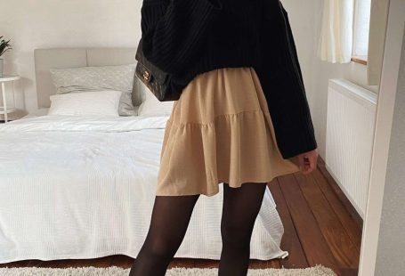 Kleid mit V-Ausschnitt in beige