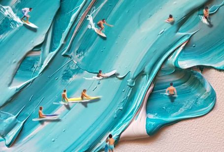 L’artiste Golsa Golchini crée des mises en scène aquatiques dans des “excès de peinture”