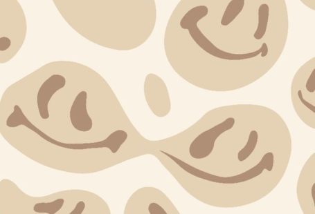 Smiley face wallpaper | beige | Sfondi iphone, Sfondi vintage, Sfondi carini
