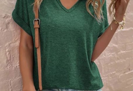 Einfarbiges, lockeres Kurzarm-T-Shirt mit gekerbtem Ausschnitt für Damen  - Einfarbiges, lockeres Kurzarm-T-Shirt mit gekerbtem Ausschnitt für Damen