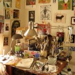 Vous n'êtes pas bordélique, vous pratiquez juste le "cluttercore", la tendance qui rend le désordre ultra-cool