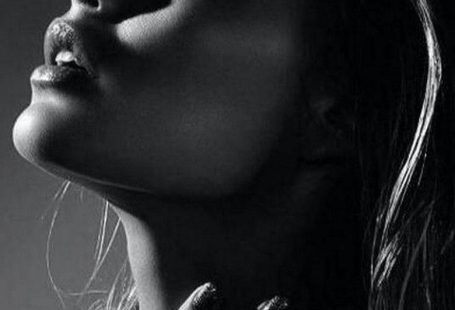 We Love Women in Black And White (28 Photos)