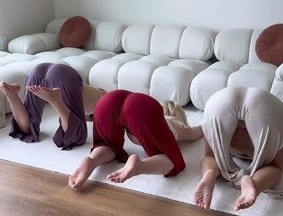 Puppy Pose Stretch with @LilliesYoga @SageSplits